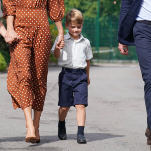 Le prince George, la princess Charlotte et le prince Louis, accompagnés de leurs parents la duchesse et le duc de Cambridge Catherine (Kate) et William, arrivant pour la pré-rentrée de leur nouvelle école, Lambrook, dans le Berkshire près d'Ascot. 7 septembre 2022