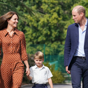 Le prince George, la princess Charlotte et le prince Louis, accompagnés de leurs parents la duchesse et le duc de Cambridge Catherine (Kate) et William, arrivant pour la pré-rentrée de leur nouvelle école, Lambrook, dans le Berkshire près d'Ascot. 7 septembre 2022