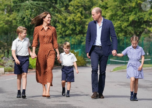 Le prince George, la princess Charlotte et le prince Louis, accompagnés de leurs parents la duchesse et le duc de Cambridge Catherine (Kate) et William, arrivant pour la pré-rentrée de leur nouvelle école, Lambrook, dans le Berkshire près d'Ascot. 7 septembre 2022