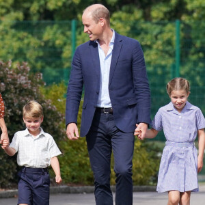 Le prince George, la princess Charlotte et le prince Louis, accompagnés de leurs parents la duchesse et le duc de Cambridge Catherine (Kate) et William, arrivant pour la pré-rentrée de leur nouvelle école, Lambrook, dans le Berkshire près d'Ascot. 7 septembre 2022