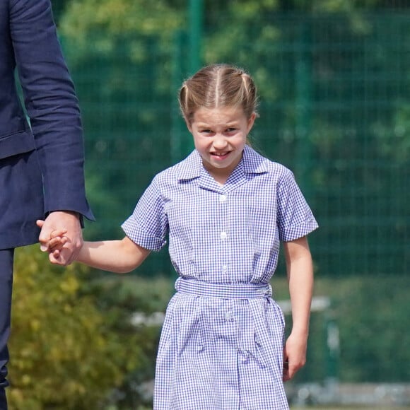 Le prince George, la princess Charlotte et le prince Louis, accompagnés de leurs parents la duchesse et le duc de Cambridge Catherine (Kate) et William, arrivant pour la pré-rentrée de leur nouvelle école, Lambrook, dans le Berkshire près d'Ascot. 7 septembre 2022