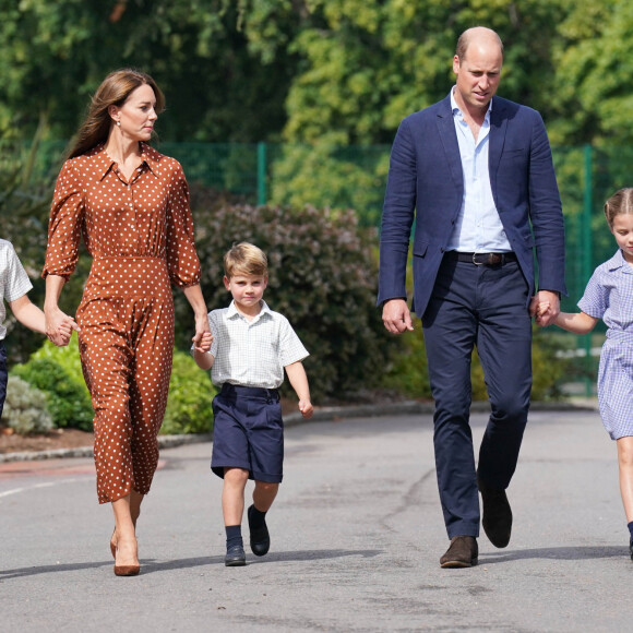 Le prince George, la princess Charlotte et le prince Louis, accompagnés de leurs parents la duchesse et le duc de Cambridge Catherine (Kate) et William, arrivant pour la pré-rentrée de leur nouvelle école, Lambrook, dans le Berkshire près d'Ascot. 7 septembre 2022