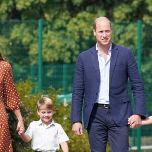 Le prince George, la princess Charlotte et le prince Louis, accompagnés de leurs parents la duchesse et le duc de Cambridge Catherine (Kate) et William, arrivant pour la pré-rentrée de leur nouvelle école, Lambrook, dans le Berkshire près d'Ascot. 7 septembre 2022