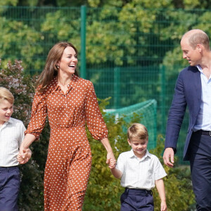 Le prince George, la princess Charlotte et le prince Louis, accompagnés de leurs parents la duchesse et le duc de Cambridge Catherine (Kate) et William, arrivant pour la pré-rentrée de leur nouvelle école, Lambrook, dans le Berkshire près d'Ascot. 7 septembre 2022