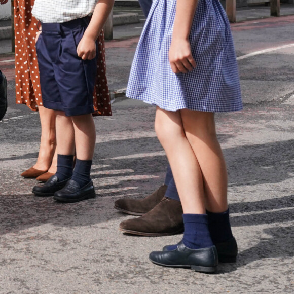 Le prince George, la princess Charlotte et le prince Louis, accompagnés de leurs parents la duchesse et le duc de Cambridge Catherine (Kate) et William, arrivant pour la pré-rentrée de leur nouvelle école, Lambrook, dans le Berkshire près d'Ascot. 7 septembre 2022