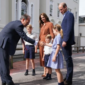 Le prince George, la princess Charlotte et le prince Louis, accompagnés de leurs parents la duchesse et le duc de Cambridge Catherine (Kate) et William, arrivant pour la pré-rentrée de leur nouvelle école, Lambrook, dans le Berkshire près d'Ascot. 7 septembre 2022