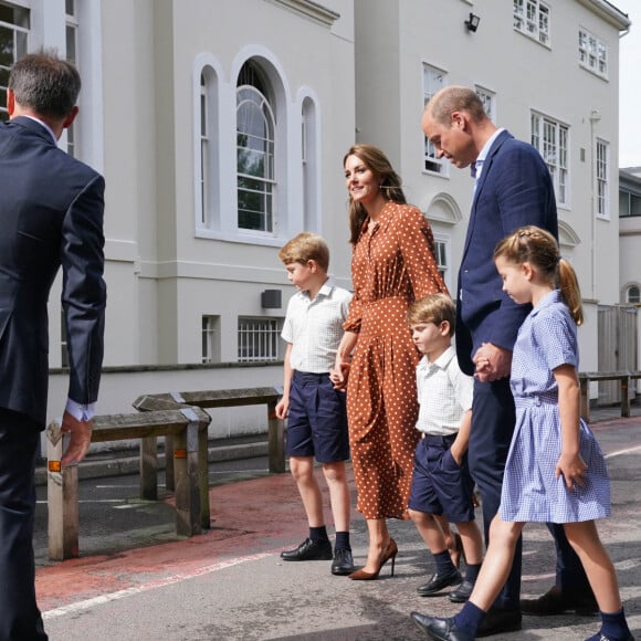 Le prince George, la princess Charlotte et le prince Louis, accompagnés de leurs parents la duchesse et le duc de Cambridge Catherine (Kate) et William, arrivant pour la pré-rentrée de leur nouvelle école, Lambrook, dans le Berkshire près d'Ascot. 7 septembre 2022