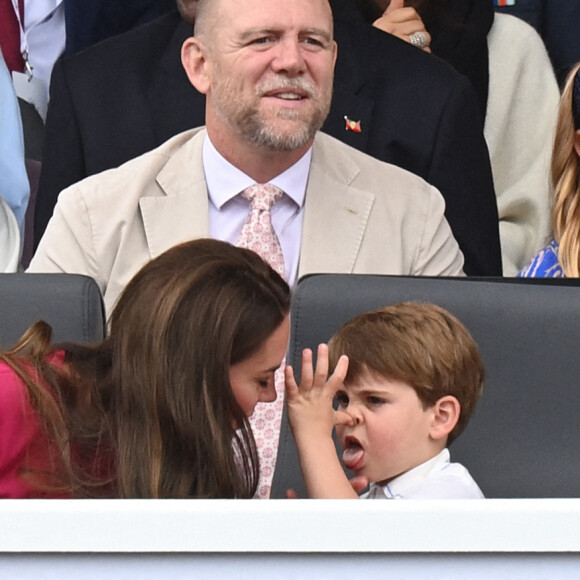 Kate Middleton, duchesse de Cambridge, avec son plus jeune fils, le prince Louis, 4 ans et ses attitudes irrestibles de petit garçon lors de la parade devant le palais de Buckingham, à l'occasion du jubilé de la reine d'Angleterre. le 5 juin 2022