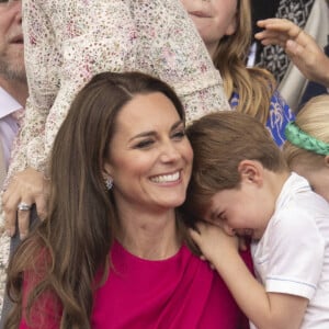 Kate Middleton, duchesse de Cambridge, avec son plus jeune fils, le prince Louis, 4 ans et ses attitudes irrestibles de petit garçon lors de la parade devant le palais de Buckingham, à l'occasion du jubilé de la reine d'Angleterre. le 5 juin 2022