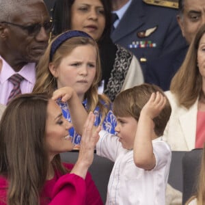 Kate Middleton, duchesse de Cambridge, avec son plus jeune fils, le prince Louis, 4 ans et ses attitudes irrestibles de petit garçon lors de la parade devant le palais de Buckingham, à l'occasion du jubilé de la reine d'Angleterre. le 5 juin 2022