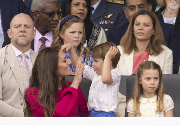 Kate Middleton, duchesse de Cambridge, avec son plus jeune fils, le prince Louis, 4 ans et ses attitudes irrestibles de petit garçon lors de la parade devant le palais de Buckingham, à l'occasion du jubilé de la reine d'Angleterre. le 5 juin 2022