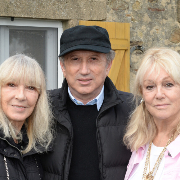 No web - Exclusif - Prix spécial - Michel Drucker (casquette) et sa femme Dany Saval, Mylène Demongeot - Mylène Demongeot (présidente du comité d'honneur du refuge de l'Arche de Chateau-Gontier) a reçu en exclusivité Michel Drucker (casquette) et sa femme Dany Saval au refuge de l'Arche à Château-Gontier à l'occasion du deuxième week-end de la protection animale le 1er mai 2015. Michel Drucker (casquette) est le parrain du Refuge de l'Arche depuis de nombreuses années. Sa dernière et unique visite remontait à 1990. C'est Mylène Demongeot, qui vit près du Refuge, qui l'a invité à revenir. Le présentateur de Vivement dimanche et Vivement dimanche prochain à dédicacé son nouveau livre "De la lumière à l'oubli" pendant une heure et à fait le tour des associations présentes.