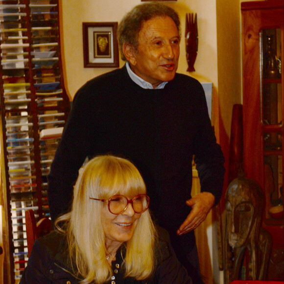 No web - Exclusif - Prix spécial - Michel Drucker et sa femme Dany Saval - Mylène Demongeot (présidente du comité d'honneur du refuge de l'Arche de Chateau-Gontier) a reçu en exclusivité Michel Drucker et sa femme Dany Saval au refuge de l'Arche à Château-Gontier à l'occasion du deuxième week-end de la protection animale le 1er mai 2015. Michel Drucker est le parrain du Refuge de l'Arche depuis de nombreuses années. Sa dernière et unique visite remontait à 1990. C'est Mylène Demongeot, qui vit près du Refuge, qui l'a invité à revenir. Le présentateur de Vivement dimanche et Vivement dimanche prochain à dédicacé son nouveau livre "De la lumière à l'oubli" pendant une heure et à fait le tour des associations présentes.