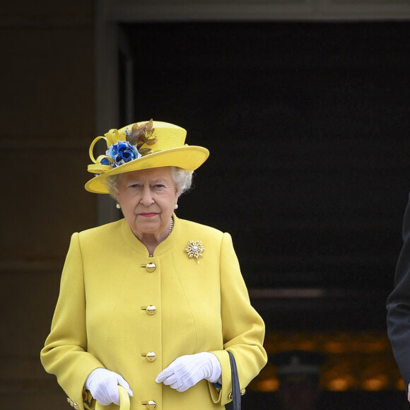 La reine Elizabeth II d'Angleterre et le prince Philip, duc d'Edimbourg, lors de la Garden Party donnée dans les jardins de Buckingham Palace à Londres, le 23 mai 2017.