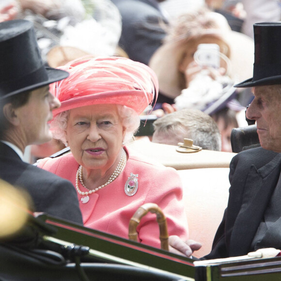 La reine Elizabeth II d'Angleterre et le prince Philip, duc d'Edimbourg, lors de la Garden Party donnée dans les jardins de Buckingham Palace à Londres, le 23 mai 2017.