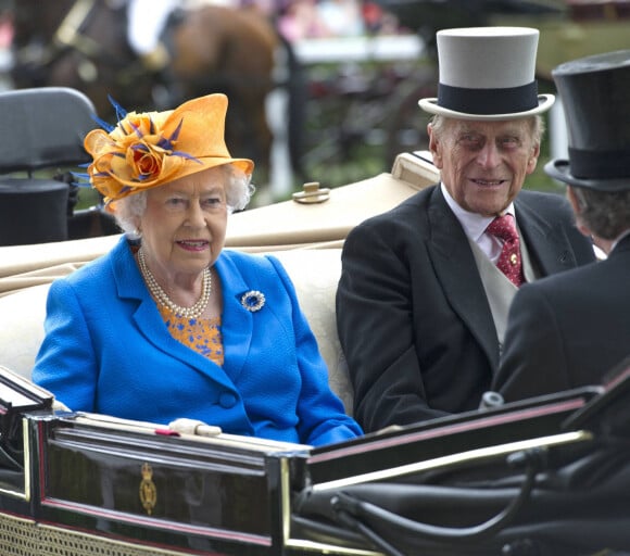 La reine Elizabeth II d'Angleterre et le prince Philip, duc d'Edimbourg, lors de la Garden Party donnée dans les jardins de Buckingham Palace à Londres, le 23 mai 2017.