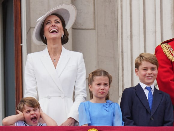 Catherine Kate Middleton, duchesse de Cambridge avec ses enfants le prince Louis, la princesse Charlotte et le prince George - Les membres de la famille royale regardent le défilé Trooping the Colour depuis un balcon du palais de Buckingham à Londres lors des célébrations du jubilé de platine de la reine le 2 juin 2022. 