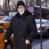 René Angelil promène son chien, le lundi 8 février, dans les rues de New York.