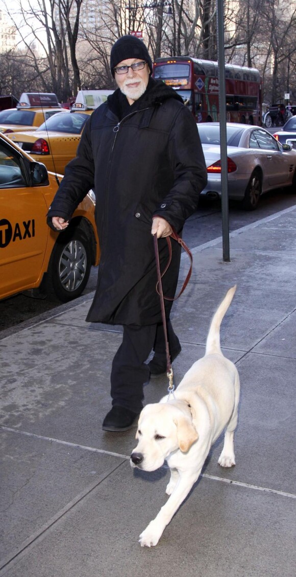 René Angelil promène son chien, le lundi 8 février, dans les rues de New York.