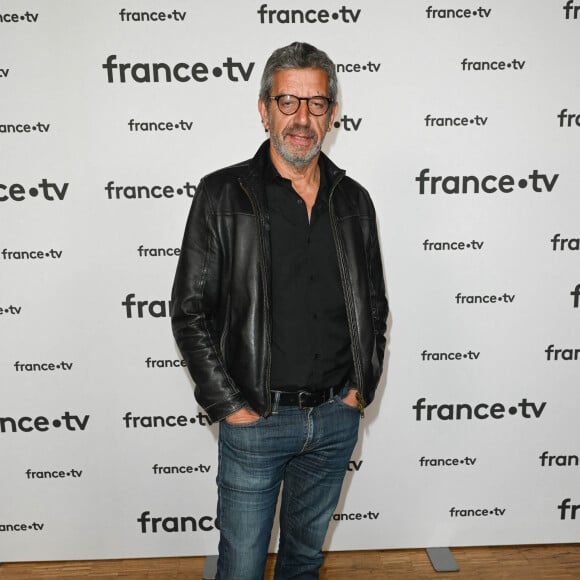 Michel Cymes au photocall pour la conférence de presse de rentrée de France TV à la Grande Halle de la Villette à Paris, France, le 6 juillet 2022. © Coadic Guirec/Bestimage 