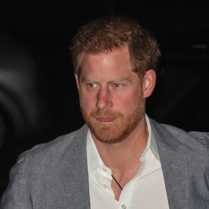 Le prince Harry, duc de Sussex, arrive au Royal Albert Hall pour participer à la première édition des "OnSide Awards" à Londres, le 17 novembre 2019. Les trophées décernés ce soir-là récompensent les jeunes qui ont véritablement changé leur communauté.