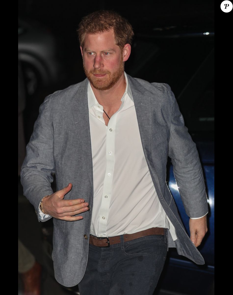 Le prince Harry, duc de Sussex, arrive au Royal Albert Hall pour participer à la première édition des "OnSide Awards" à Londres, le 17 novembre 2019. Les trophées décernés ce soir-là récompensent les jeunes qui ont véritablement changé leur communauté.