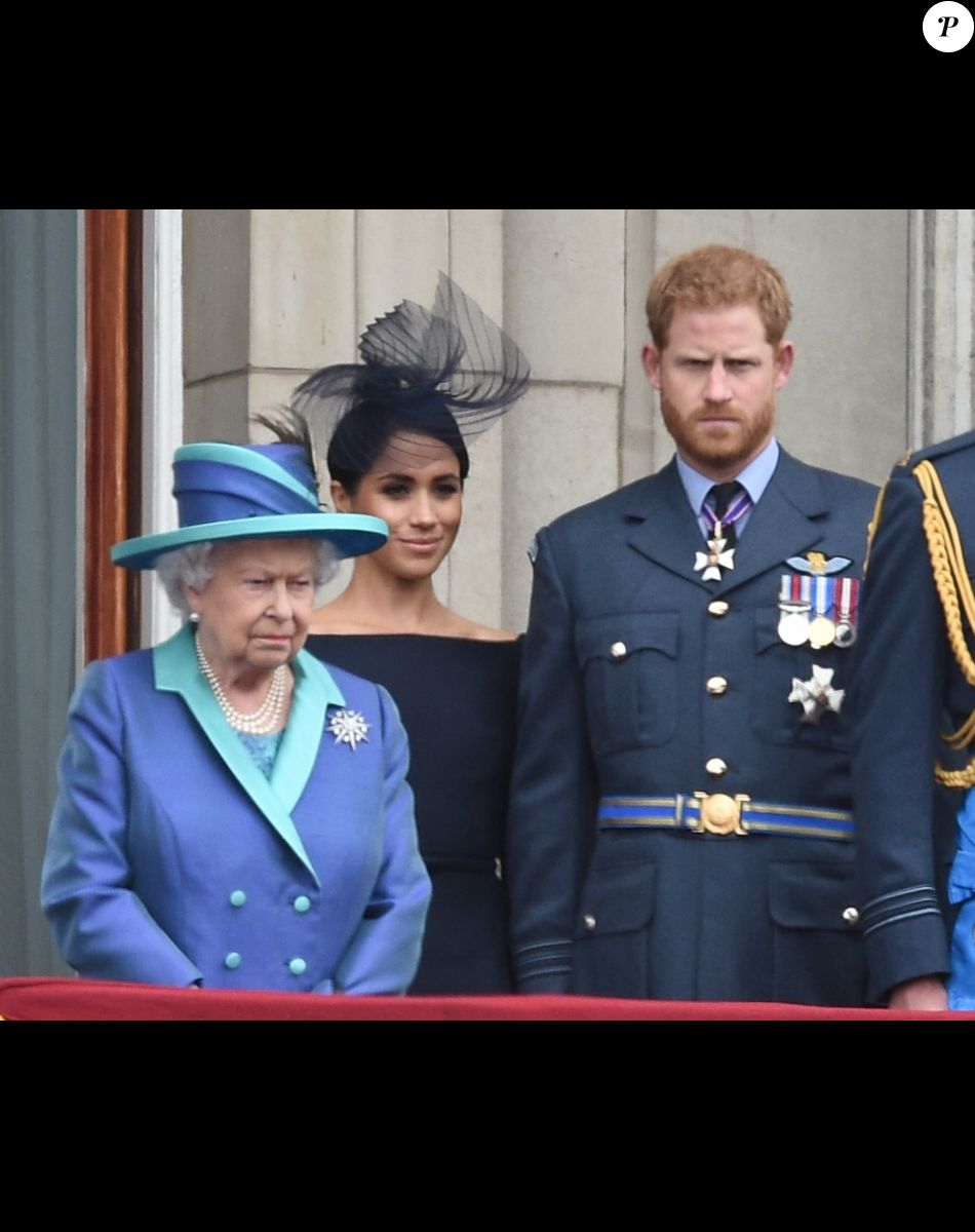 La reine Elisabeth II d'Angleterre, Meghan Markle, duchesse de Sussex (habillée en Dior Haute Couture par Maria Grazia Chiuri), le prince Harry, duc de Sussex - La famille royale d'Angleterre lors de la parade aérienne de la RAF pour le centième anniversaire au palais de Buckingham à Londres. Le 10 juillet 2018