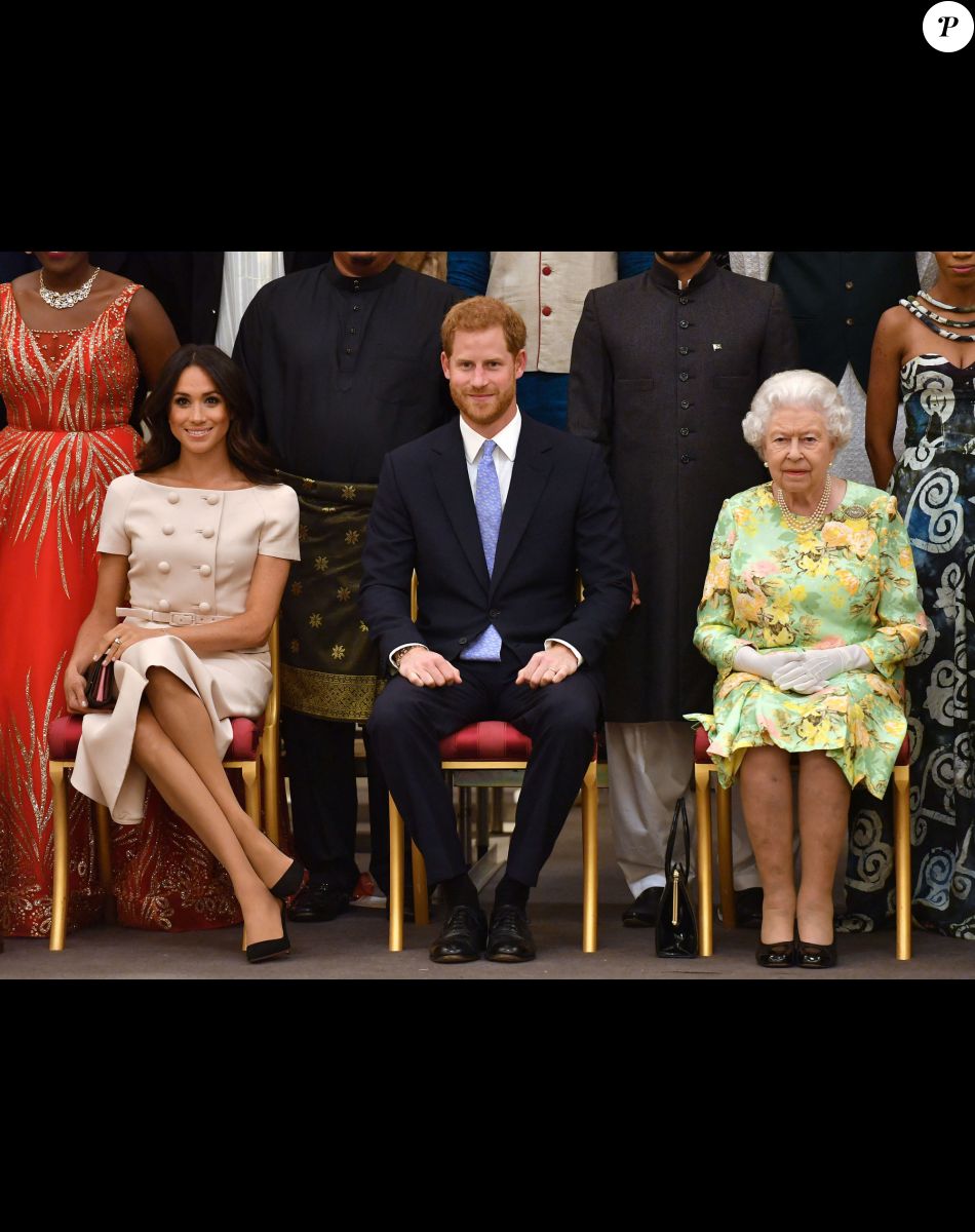Le prince Harry, duc de Sussex, Meghan Markle, duchesse de Sussex, la reine Elisabeth II d'Angleterre - Personnalités à la cérémonie "Queen's Young Leaders Awards" au palais de Buckingham à Londres le 26 juin 2018.