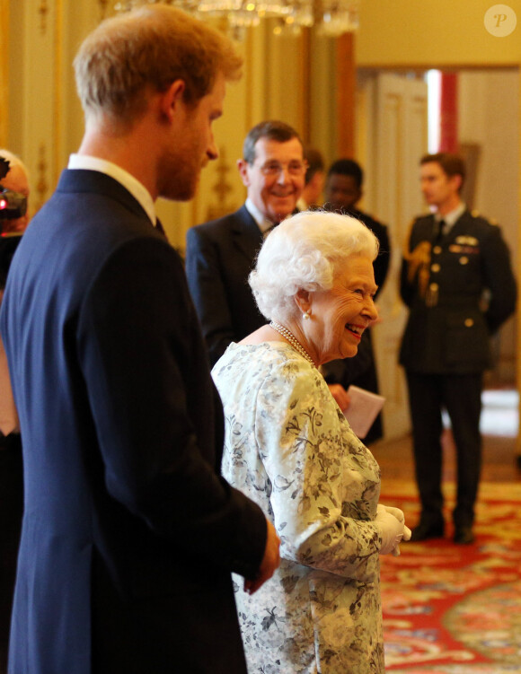 La reine Elisabeth II et le Prince Harry assistent à la réception des " Young Leaders Axards " au palais de Buckingham Le 29 Juin 2017 