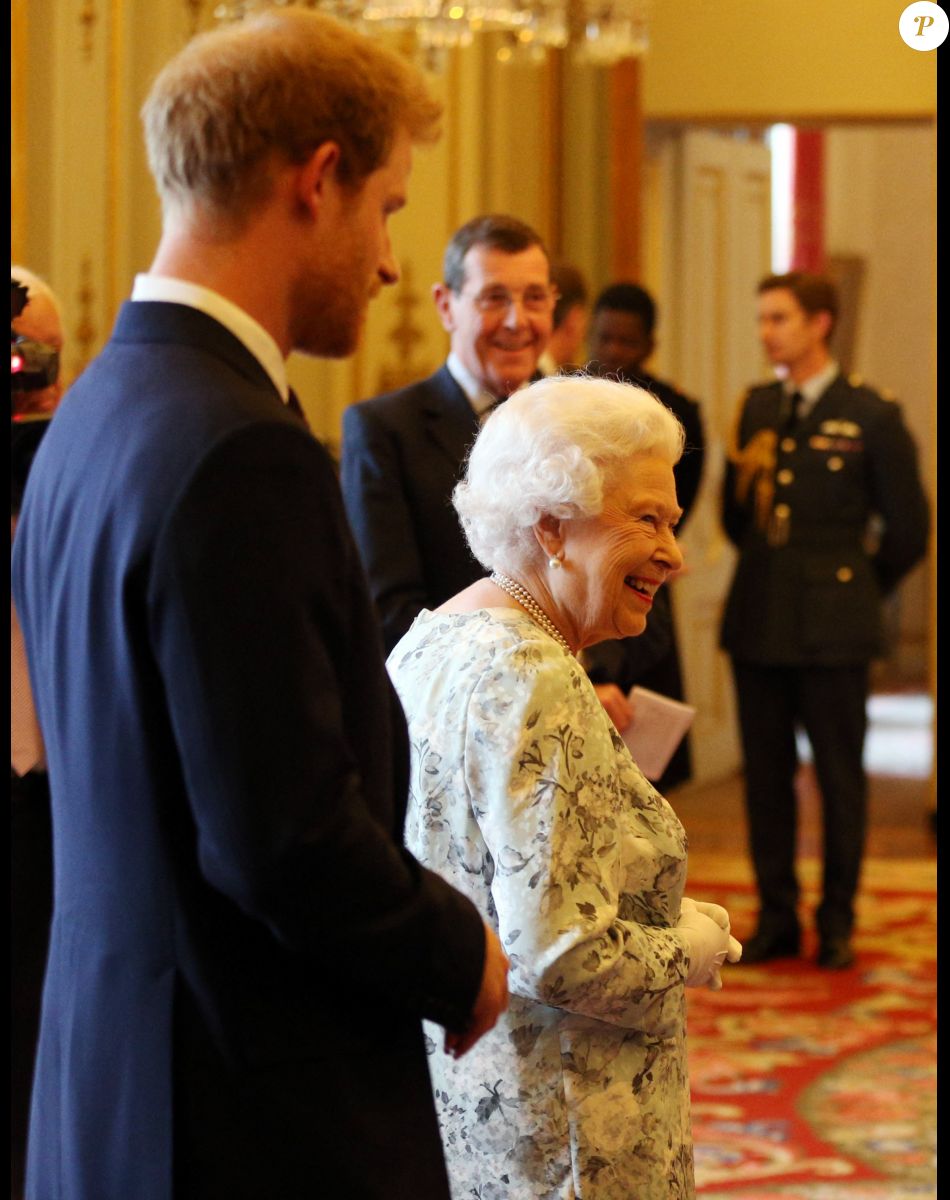 La reine Elisabeth II et le Prince Harry assistent à la réception des " Young Leaders Axards " au palais de Buckingham Le 29 Juin 2017