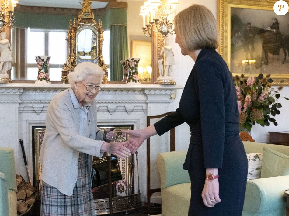 La reine Elisabeth II d&#039;Angleterre reçoit Liz Truss, nouvelle Première ministre britannique, à Balmoral pour lui demander de former un nouveau gouvernement. La veille, Liz Truss avait été désigné à 57 % des voix comme leader du parti conservateur. Le 6 septembre 2022.   
