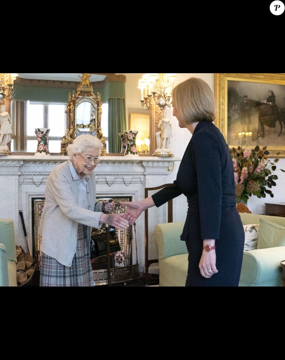 La reine Elisabeth II d'Angleterre reçoit Liz Truss, nouvelle Première ministre britannique, à Balmoral pour lui demander de former un nouveau gouvernement. La veille, Liz Truss avait été désigné à 57 % des voix comme leader du parti conservateur. Le 6 septembre 2022.
