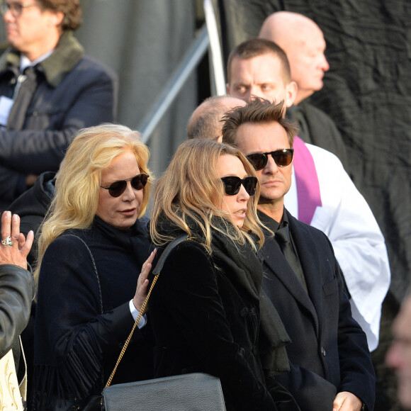 Sylvie Vartan, Laura Smet, David Hallyday - Sorties de l'église de la Madeleine après les obsèques de Johnny Hallyday à Paris le 9 décembre 2017. © Veeren / Bestimage