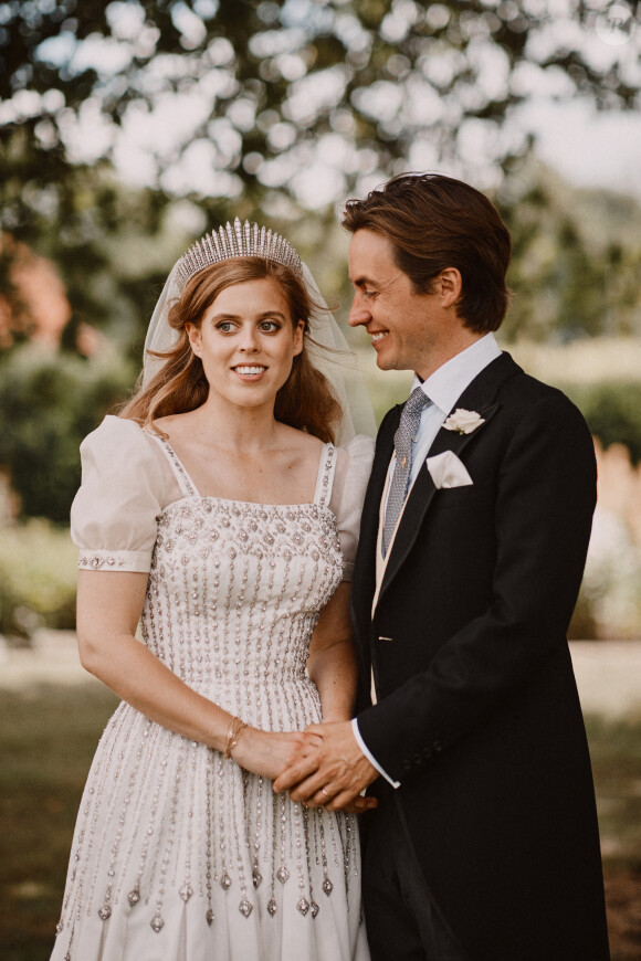 La princesse Beatrice d'York, Edoardo Mapelli Mozzi posent devant The Royal Chapel of All Saints at Royal Lodge après leur mariage, Windsor, le 17 juillet 2020. 