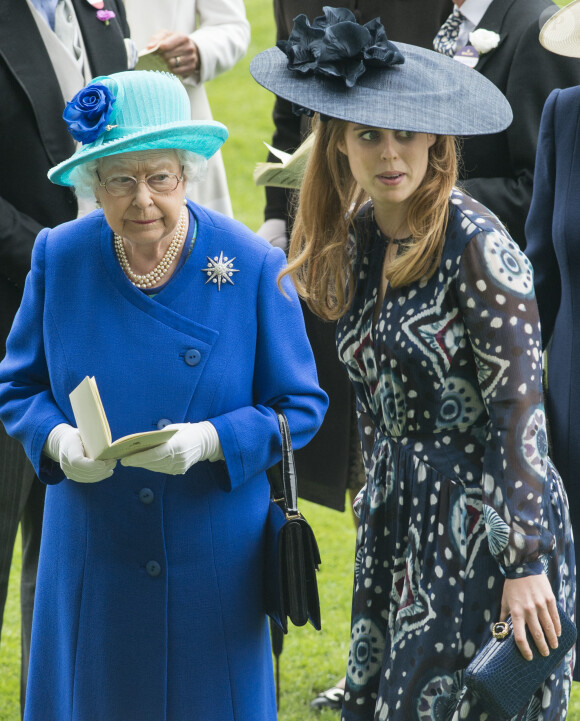 La reine Elisabeth II d'Angleterre et la princesse Beatrice d'York - Les membres de la famille royale lors du cinquième jour des courses hippiques "Royal Ascot", le 18 juin 2016. 