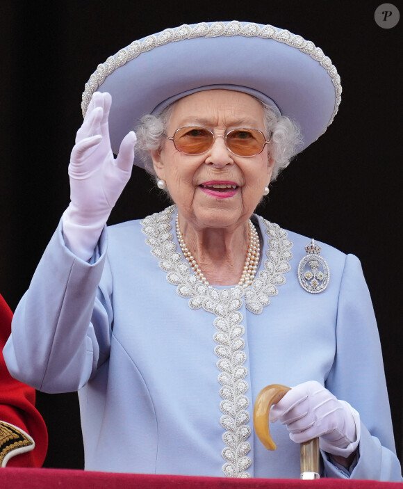 La reine Elisabeth II d'Angleterre - Les membres de la famille royale regardent le défilé Trooping the Colour depuis un balcon du palais de Buckingham à Londres lors des célébrations du jubilé de platine de la reine le 2 juin 2022. 