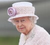 La reine Elisabeth II d'Angleterre - La reine Elisabeth II d'Angleterre quitte la France à l'issue de sa visite au marché aux fleurs, Villacoublay