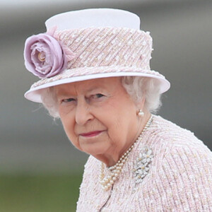 La reine Elisabeth II d'Angleterre - La reine Elisabeth II d'Angleterre quitte la France à l'issue de sa visite au marché aux fleurs, Villacoublay