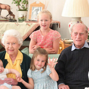 Sur la photo (de gauche à droite) Prince George, le prince Louis tenu par la reine Elizabeth II, Savannah Phillips (debout à l'arrière), la princesse Charlotte, le duc d'Édimbourg, Isla Phillips tenant Lena Tindall et Mia Tindall.