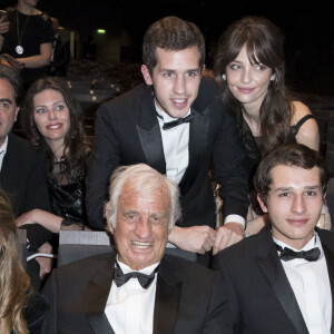 Paul Belmondo (Smoking Dior, chaussures Carvil), Victo Belmondo, Annabelle Belmondo, Stella Belmondo et son père Jean-Paul Belmondo (Smoking Dior, chaussures Carvil) , Giacomo Belmondo et Luana Belmondo - 42ème cérémonie des César à la salle Pleyel à Paris le 24 février 2017. © Olivier Borde / Dominique Jacovides / Bestimage 