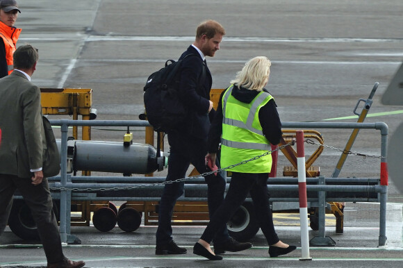 Le prince Harry, duc de Sussex, arrive à l'aéroport de Aberdeen, au lendemain du décès de la reine Elisabeth II d'Angleterre au château de Balmoral. Le 9 septembre 2022 