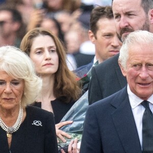 Le roi Charles III d'Angleterre et la reine consort Camilla Parker Bowles visitent le parterre de fleurs en hommage à la reine Elisabeth II, à leur arrivée au palais de Buckingham à Londres. Le 9 septembre 2022  BGUK_2457141 - London, UNITED KINGDOM - King Charles III and Camilla, Queen Consort view floral tributes to the late Queen Elizabeth II outside Buckingham Palace on September 09, 2022 Pictured: King Charles III and Camilla, Queen Consort 