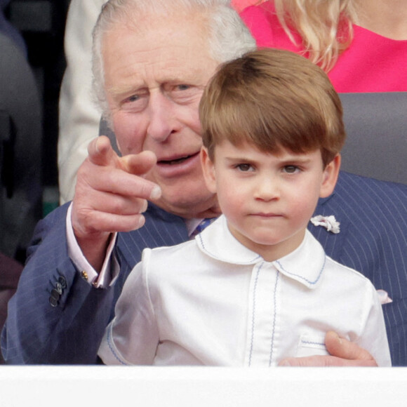 Le prince Charles, prince de Galles avec le prince Louis de Cambridge - La famille royale regarde la grande parade qui clôture les festivités du jubilé de platine de la reine à Londres le 5 juin 2022. 