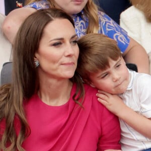 Catherine Kate Middleton, duchesse de Cambridge et le prince Louis - La famille royale regarde la grande parade qui clôture les festivités du jubilé de platine de la reine à Londres. 