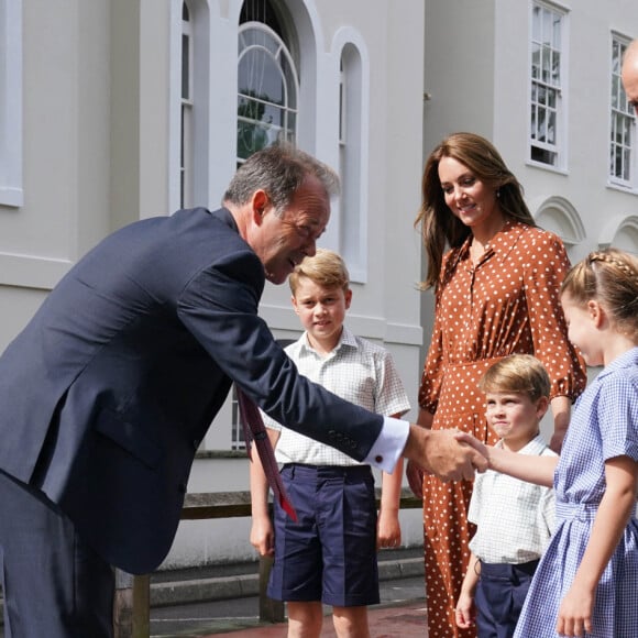 Le prince William, duc de Cambridge et Catherine Kate Middleton, duchesse de Cambridge accompagnent leurs enfants George, Charlotte et Louis à l'école Lambrook le 7 septembre 2022. 