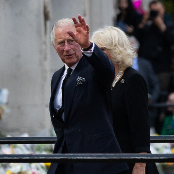 Le roi Charles III d'Angleterre et la reine consort Camilla Parker Bowles visitent le parterre de fleurs en hommage à la reine Elisabeth II, à leur arrivée au palais de Buckingham à Londres. Le 9 septembre 2022