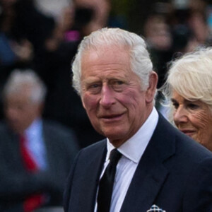 Le roi Charles III d'Angleterre et la reine consort Camilla Parker Bowles visitent le parterre de fleurs en hommage à la reine Elisabeth II, à leur arrivée au palais de Buckingham à Londres. Le 9 septembre 2022