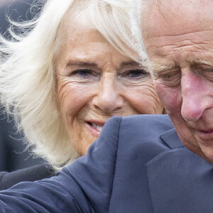 Le roi Charles III d'Angleterre et la reine consort Camilla Parker Bowles visitent le parterre de fleurs en hommage à la reine Elisabeth II, à leur arrivée au palais de Buckingham à Londres. Le 9 septembre 2022