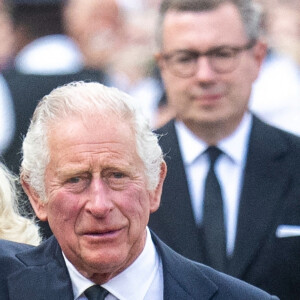 Le roi Charles III d'Angleterre et la reine consort Camilla Parker Bowles visitent le parterre de fleurs en hommage à la reine Elisabeth II, à leur arrivée au palais de Buckingham à Londres. Le 9 septembre 2022