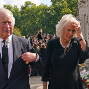 Le roi Charles III d'Angleterre et Camilla Parker Bowles, reine consort d'Angleterre, arrivent à Buckingham Palace, le 9 septembre 2022.